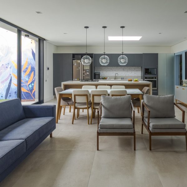 Vista da Sala de Estar para a Sala de Jantar e Cozinha.