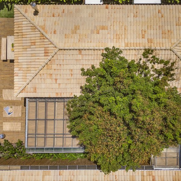 Vista aérea da Casa Escarlate.