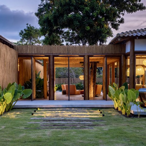 Detalhe da Fachada Frontal ao entardecer.