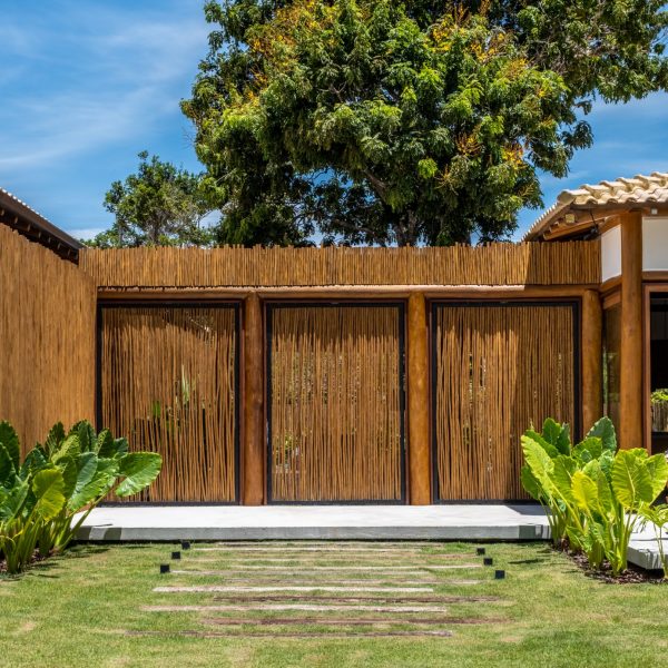 Fachada Frontal de dia com as portas fechadas.