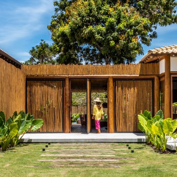 Fachada Frontal de dia com as portas abertas.