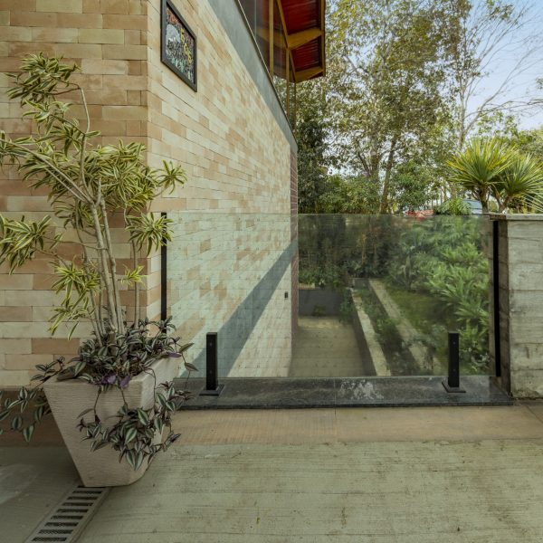 Vista do acesso da garagem para a horta do pavimento inferior.