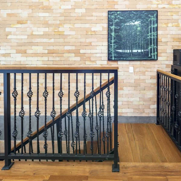 Acesso a escada que conecta a área intima a social da casa.