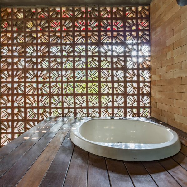 Ofurô da suíte principal.