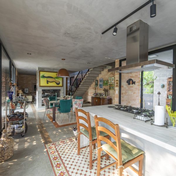 Vista da Cozinha para a sala de jantar.