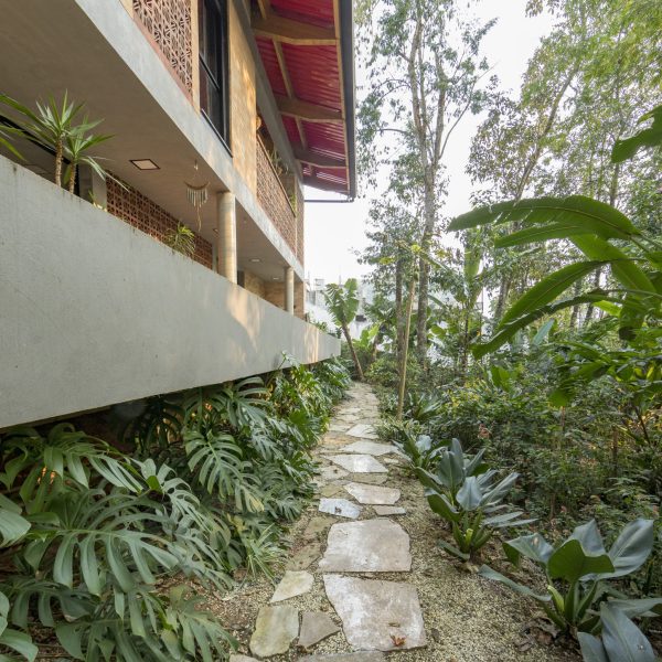 Fachada posterior com vista para a mata.