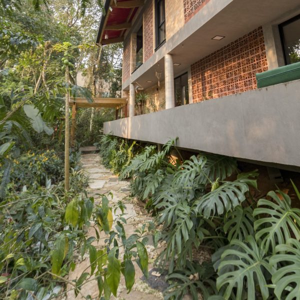 Fachada posterior com vista para a mata.