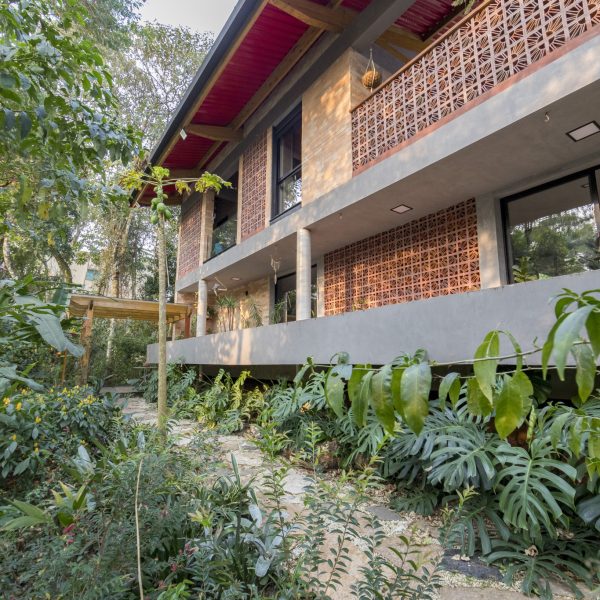 Fachada posterior com vista para a mata.