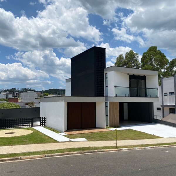 Fachada Frontal e Lateral Esquerda.