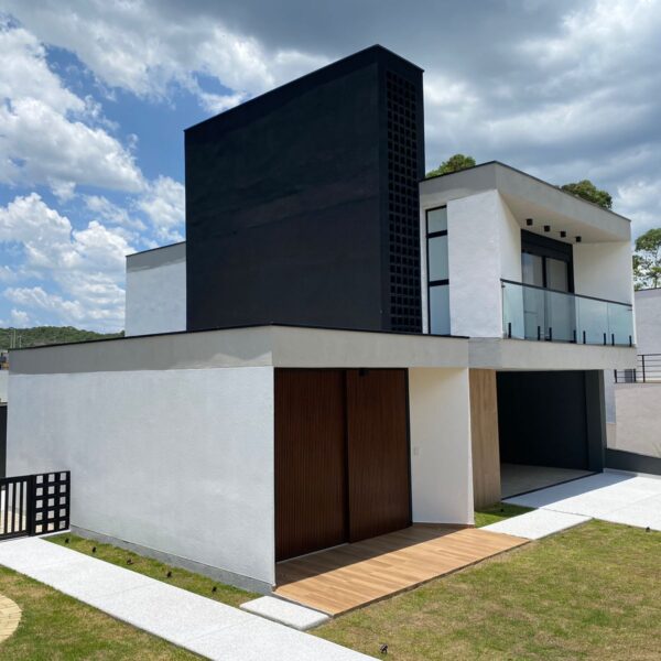 Fachada Frontal e Lateral Esquerda.