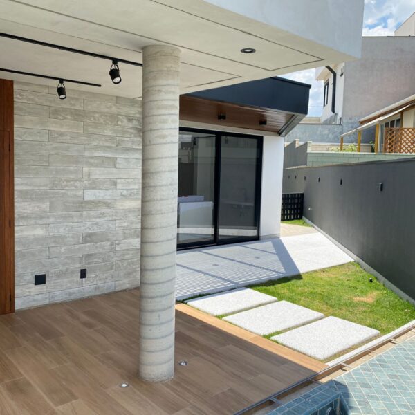 Vista da área do pergolado que conecta a área social a area de lazer.