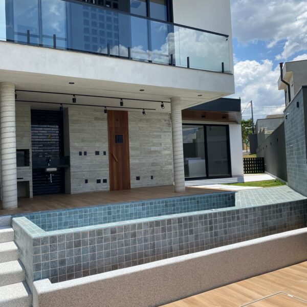 Detalhe da Piscina / Floreira.