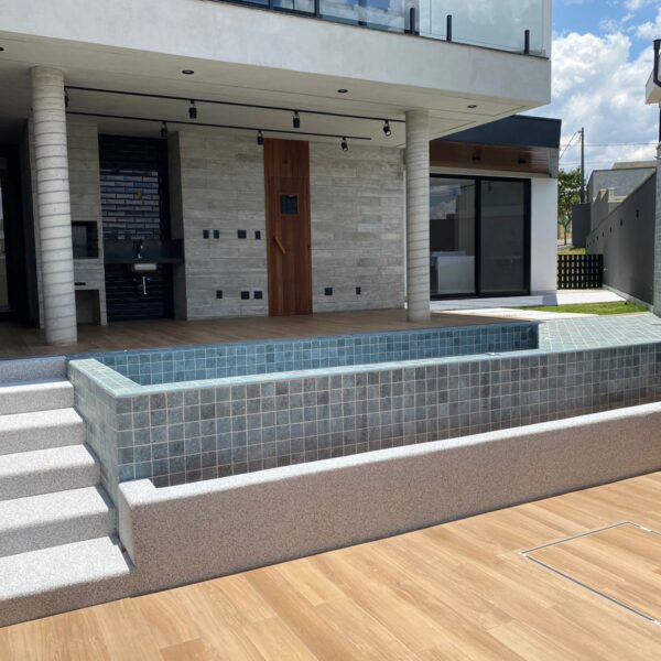 Detalhe da Piscina / Floreira.