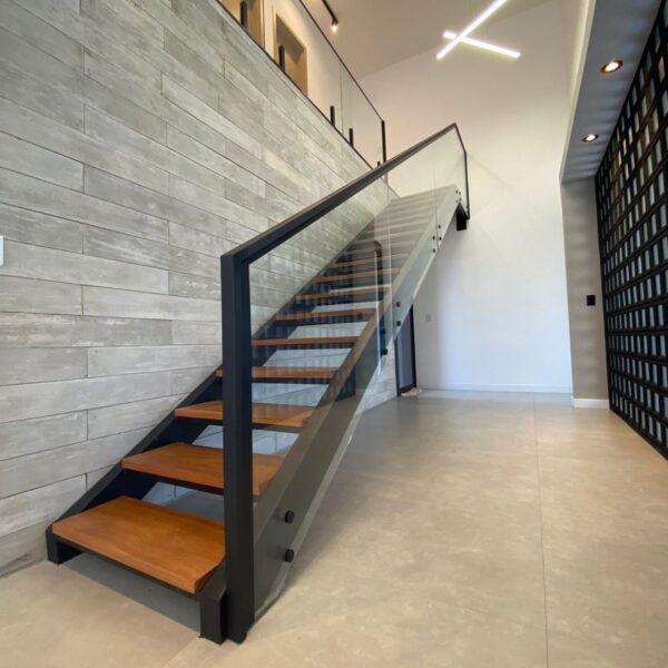 Detalhe da Escada Metálica de Acesso a Área Intima.