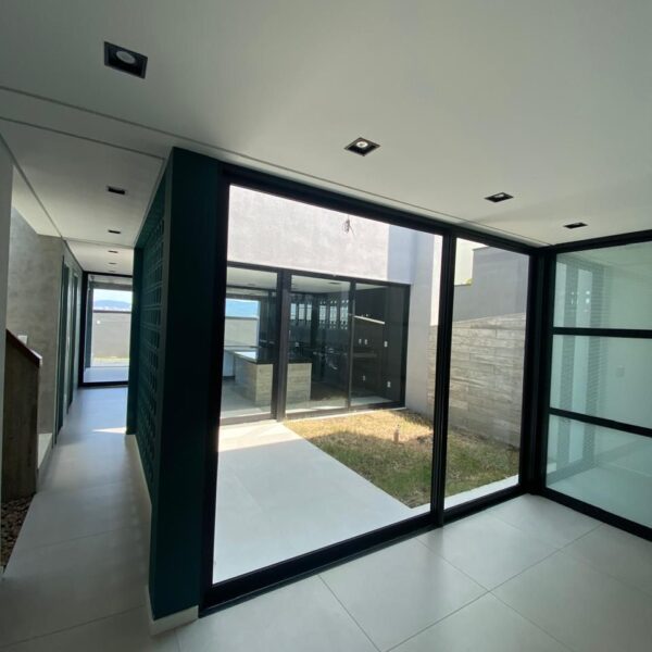 Sala de Estar / Home Office voltados para o Pátio Central.