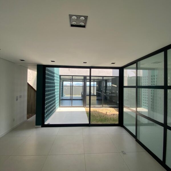 Sala de Estar / Home Office voltados para o Pátio Central.