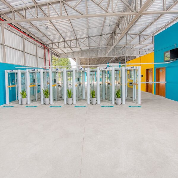 Acesso interno a área das portas giratórias.