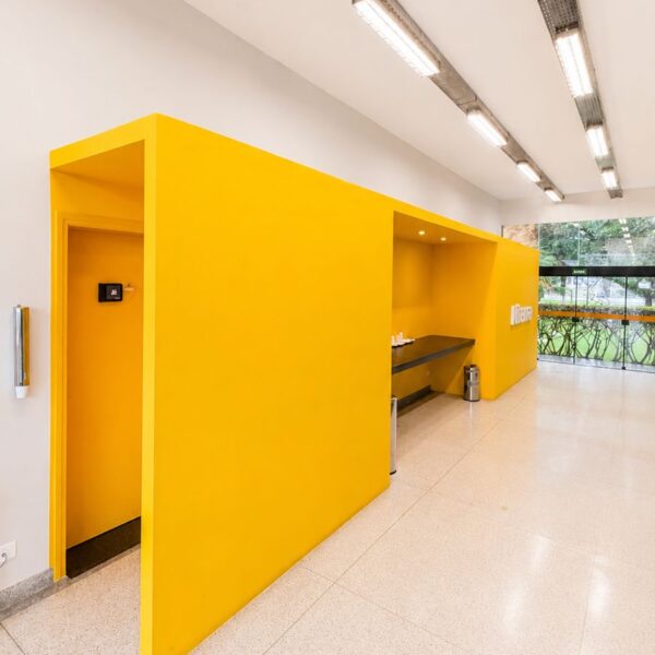Recepção / Café – Foyer e Acesso aos Banheiros e Copa.