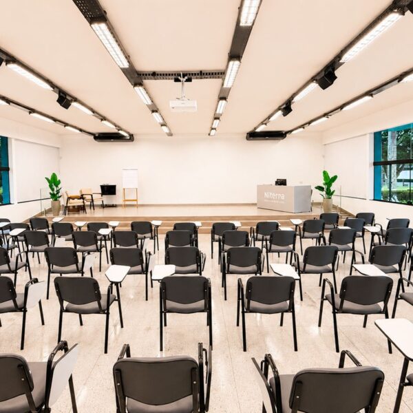 Auditório vista para o palco.