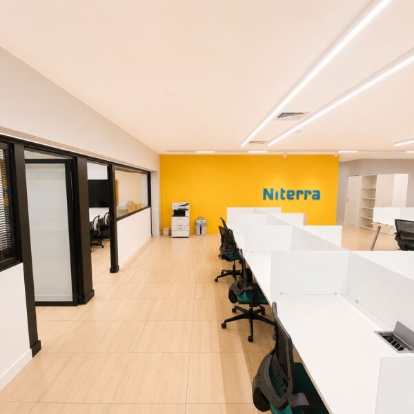 Área de Finanças, Contabilidade e Jurídico da Niterra, vista do acesso a Sala da Diretoria e Reuniões.