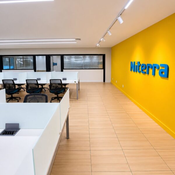 Área de Finanças, Contabilidade e Jurídico da Niterra, vista do acesso a Sala da Diretoria e Reuniões.
